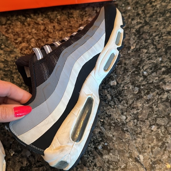 Nike Men's air max 95  Black and Gray Sneakers EUC 10.5 - Picture 13 of 16